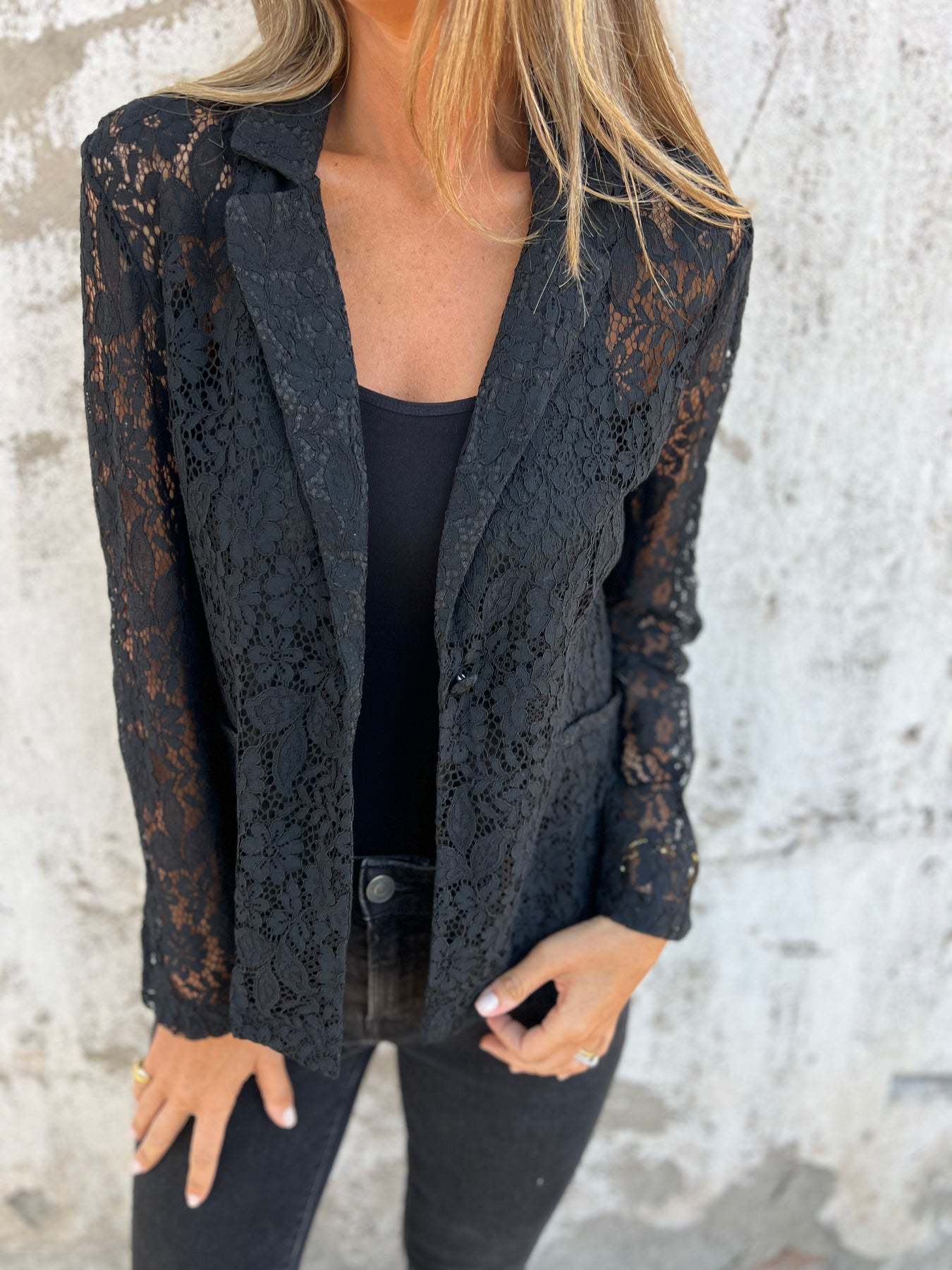 Eini | Gennemsigtig lyseblond blazer med feminin elegance