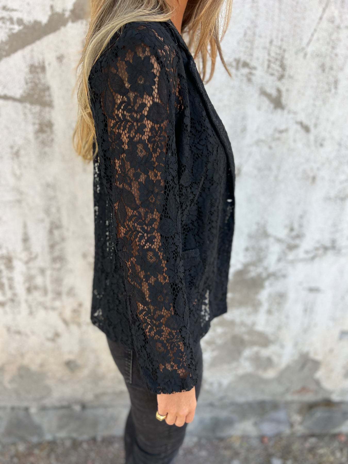 Eini | Gennemsigtig lyseblond blazer med feminin elegance