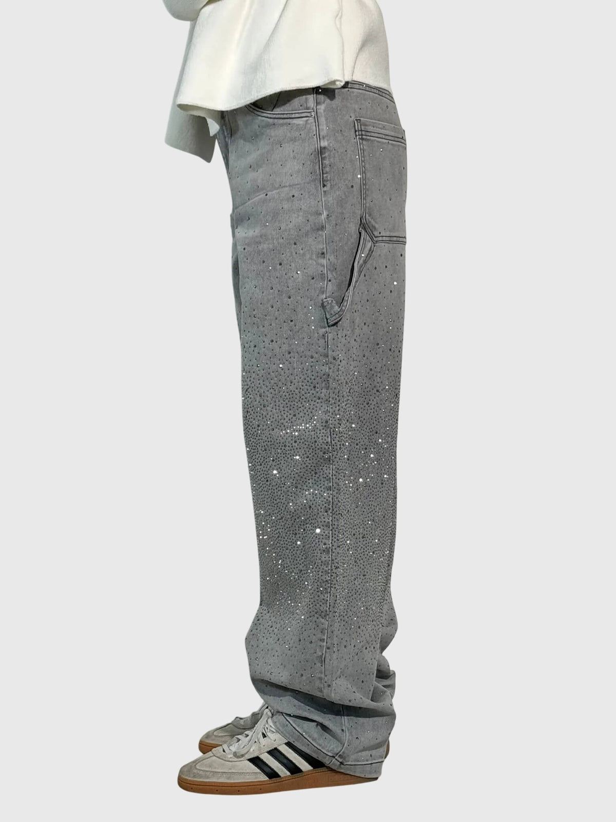 Mønstrede jeans med lige ben set i bevægelse