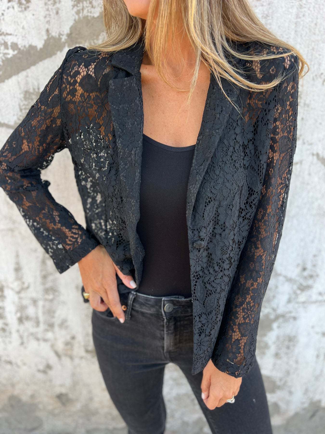 Eini | Gennemsigtig lyseblond blazer med feminin elegance