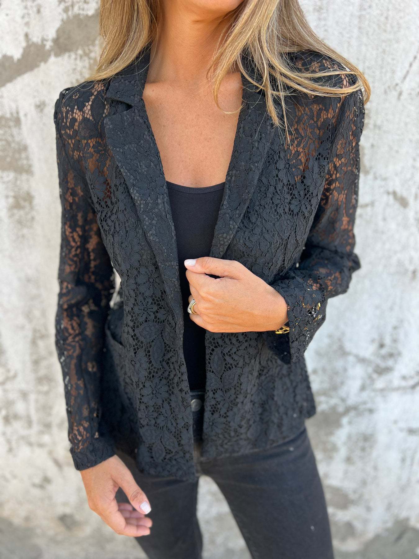 Eini | Gennemsigtig lyseblond blazer med feminin elegance