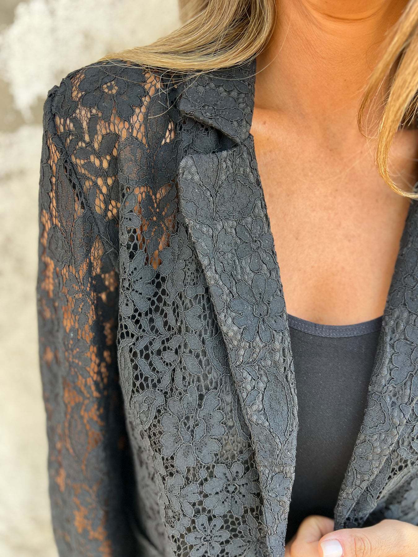 Eini | Gennemsigtig lyseblond blazer med feminin elegance