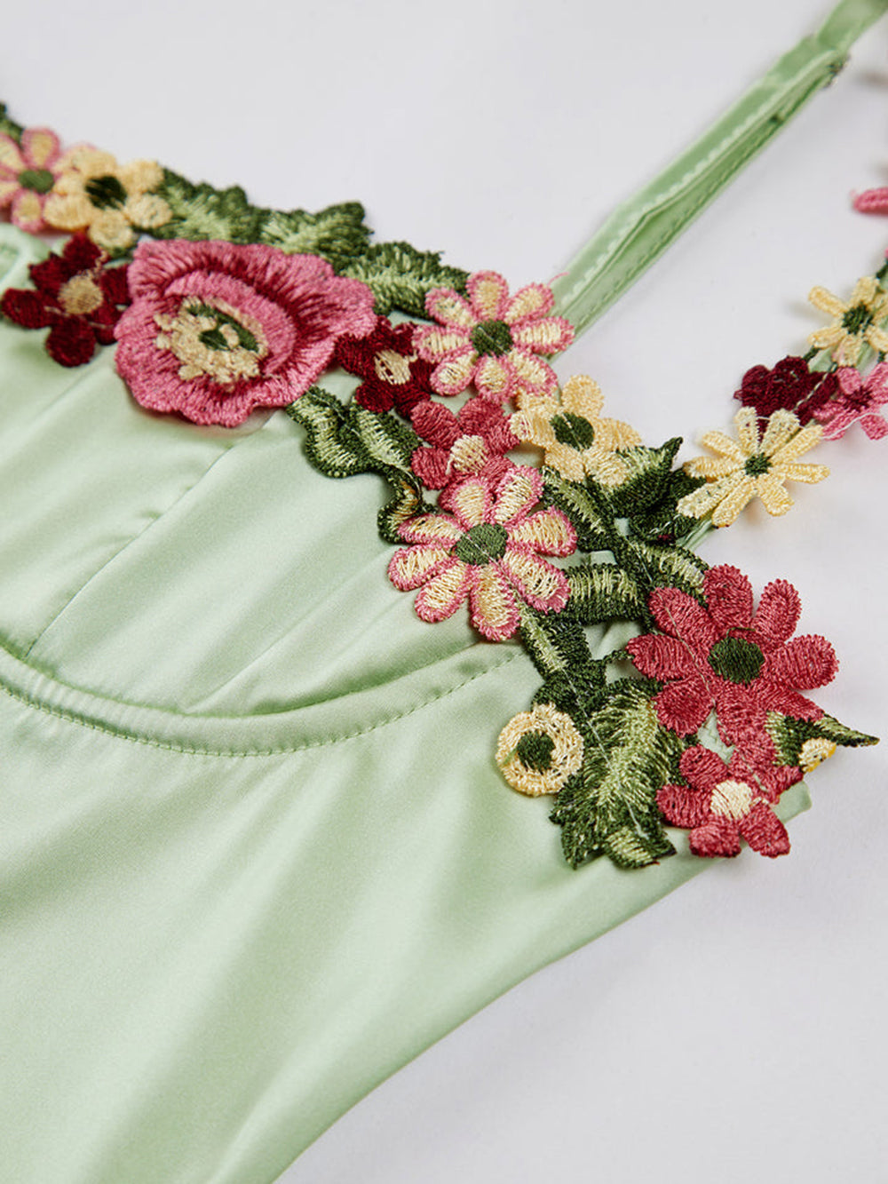 Roxane | Lang satin kjole med blomsterstropper