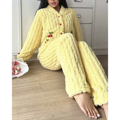 Nattøjssæt i blød fleece detalje ved kanten