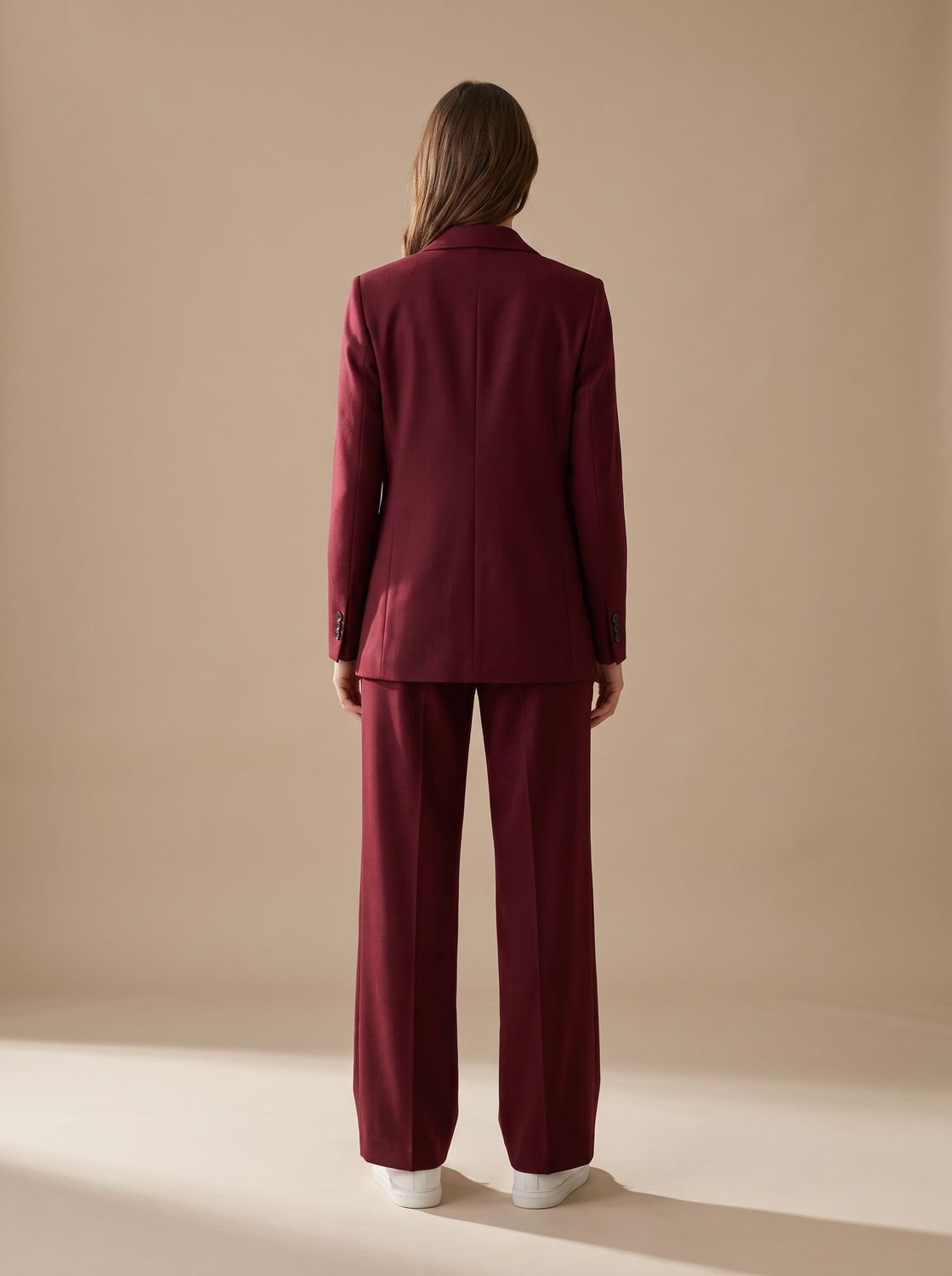 Jakkesæt med dobbeltradet blazer set i profil