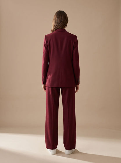 Jakkesæt med dobbeltradet blazer set i profil