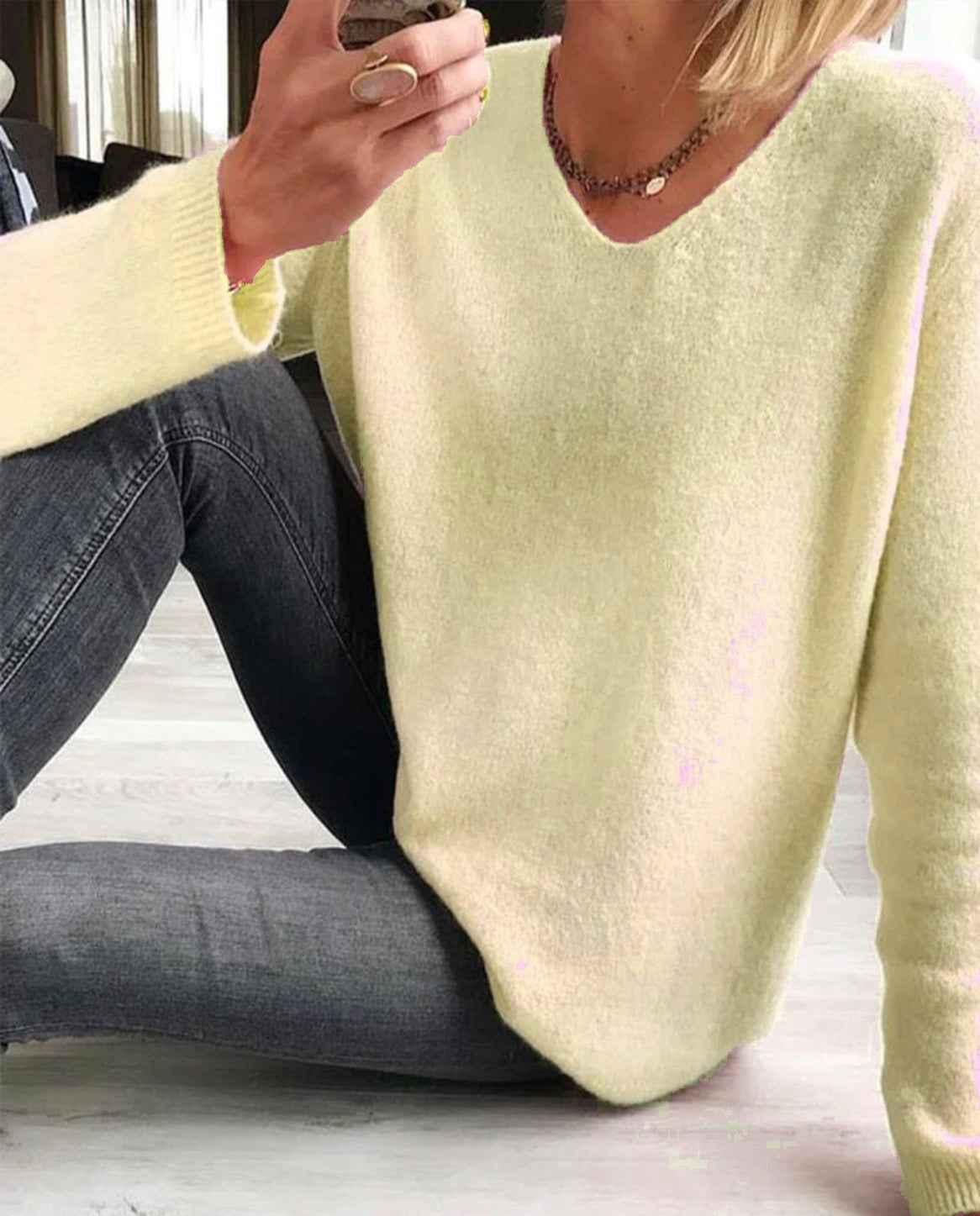 Sweater med V-hals stofstruktur tæt på