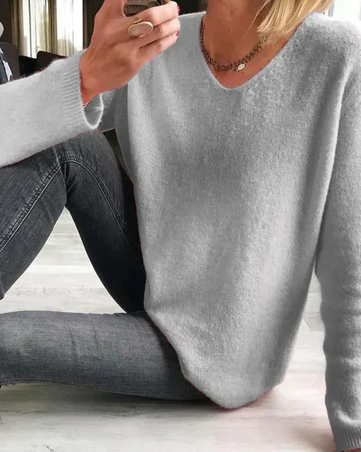 Sweater med V-hals set skråt forfra
