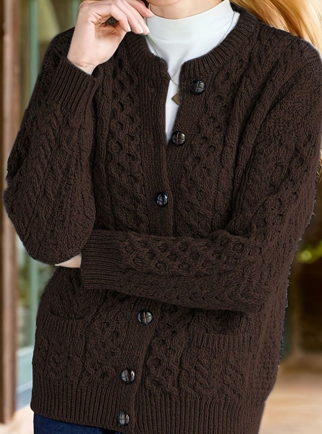 Augusta kabelstrikket cardigan med knapper set forfra