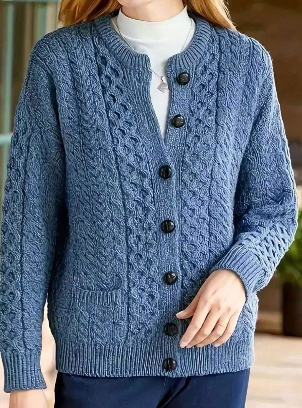 Kabelstrikket cardigan med knapper nærbillede af lukningen