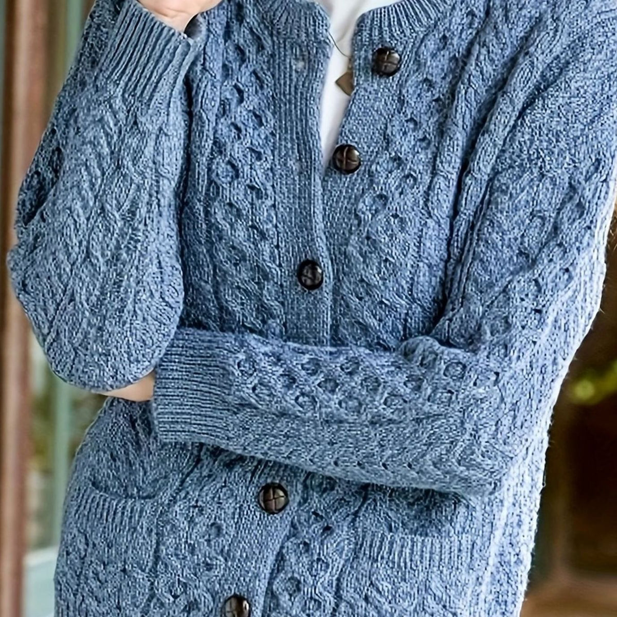 Kabelstrikket cardigan med knapper stofstruktur tæt på