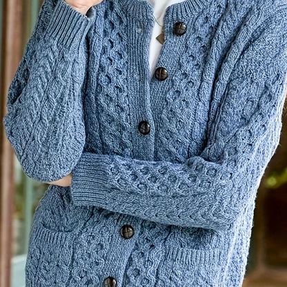 Kabelstrikket cardigan med knapper stofstruktur tæt på
