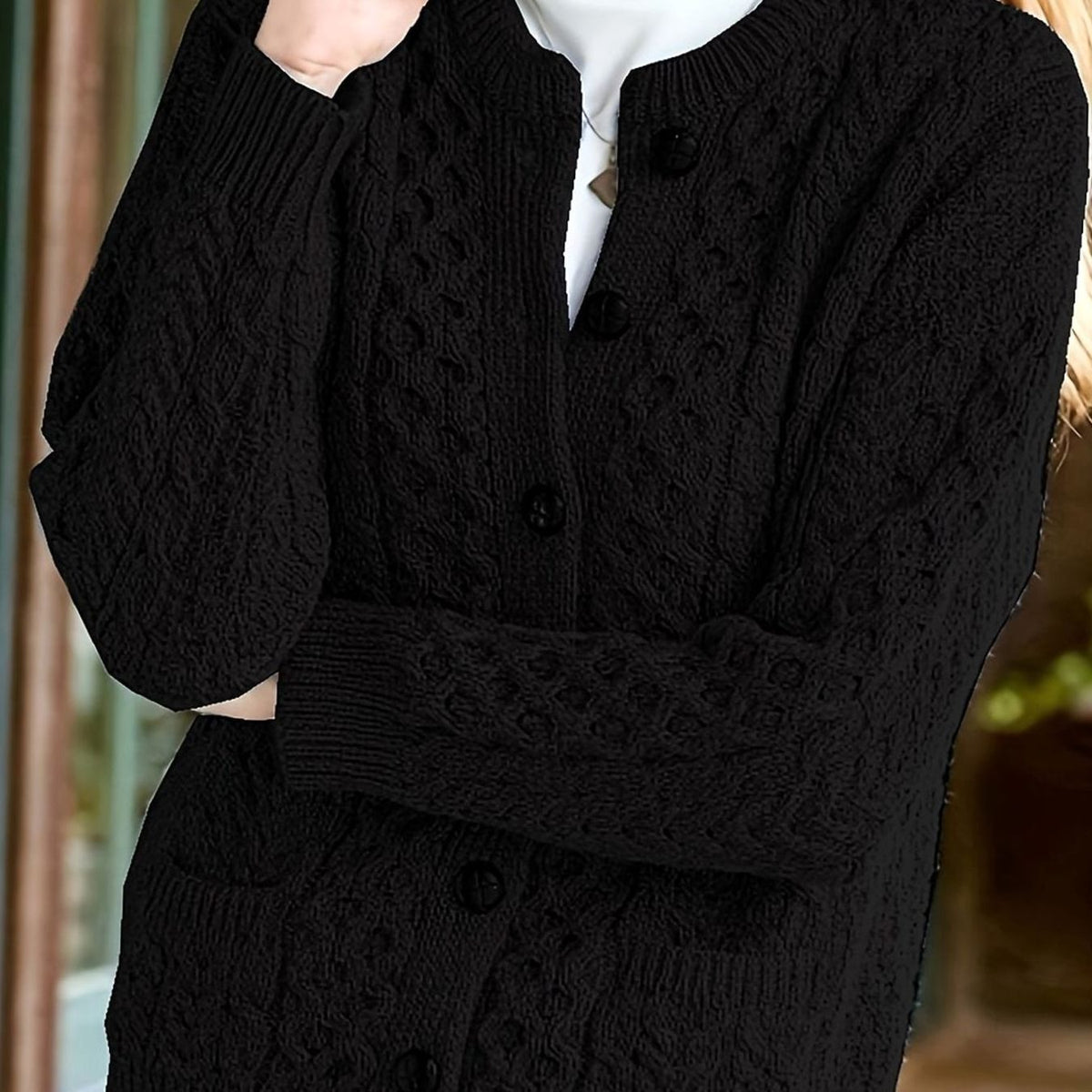 Kabelstrikket cardigan med knapper set i profil