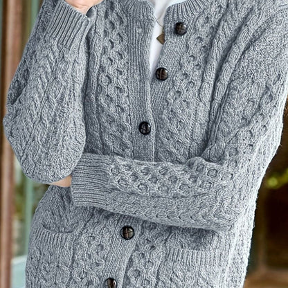 Kabelstrikket cardigan med knapper nærbillede af ærmet