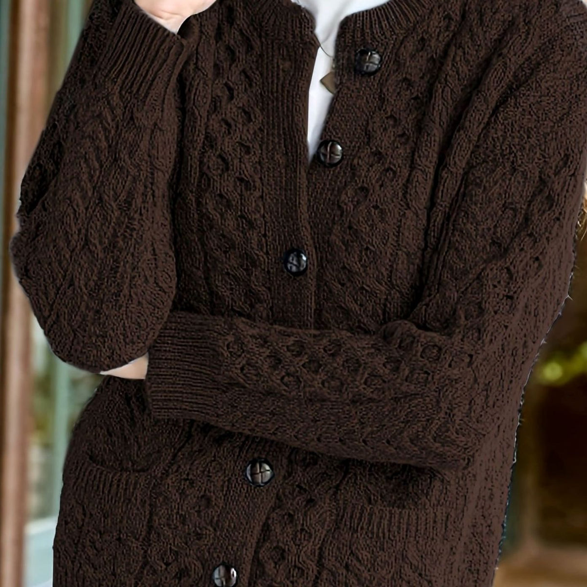 Kabelstrikket cardigan med knapper detalje ved halsen