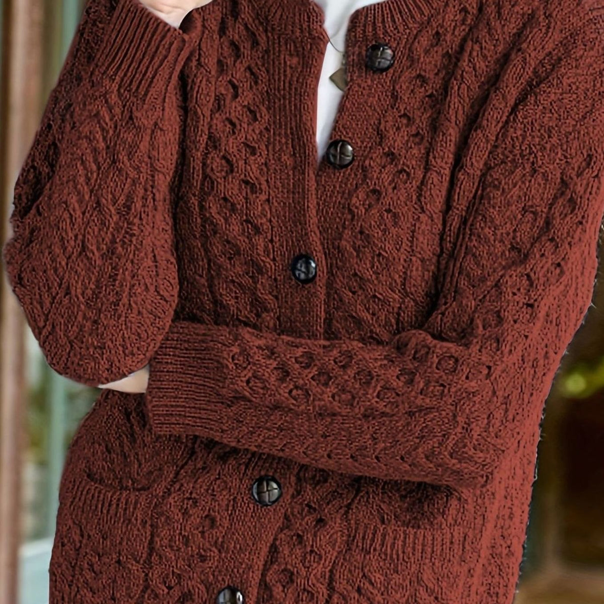 Kabelstrikket cardigan med knapper set i bevægelse