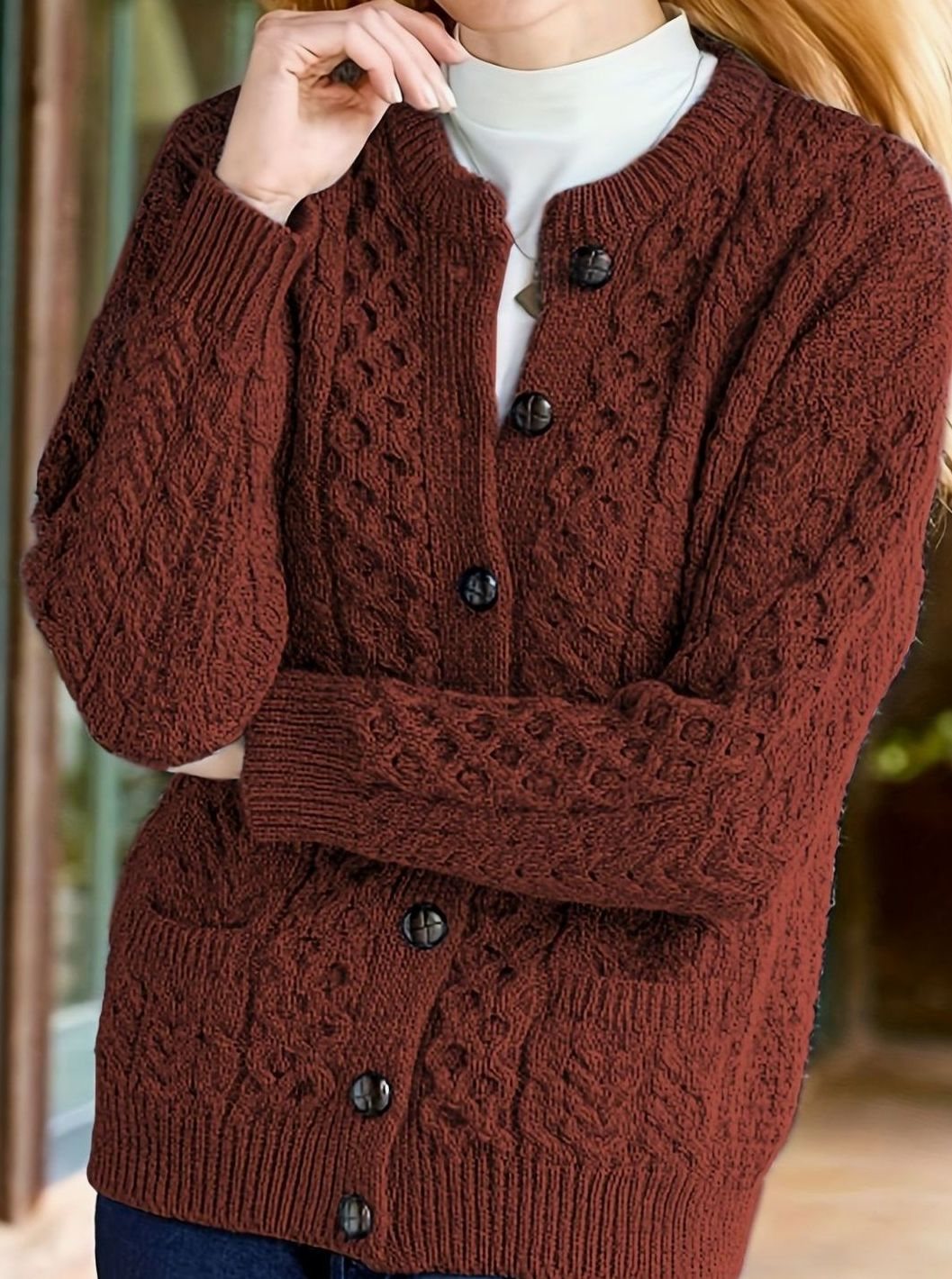 Kabelstrikket cardigan med knapper set fra siden