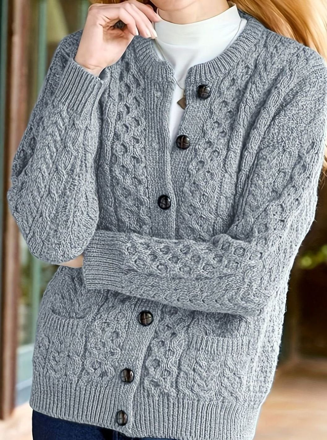 Kabelstrikket cardigan med knapper detalje set tæt på
