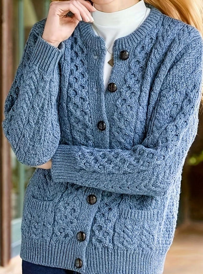 Kabelstrikket cardigan med knapper set bagfra