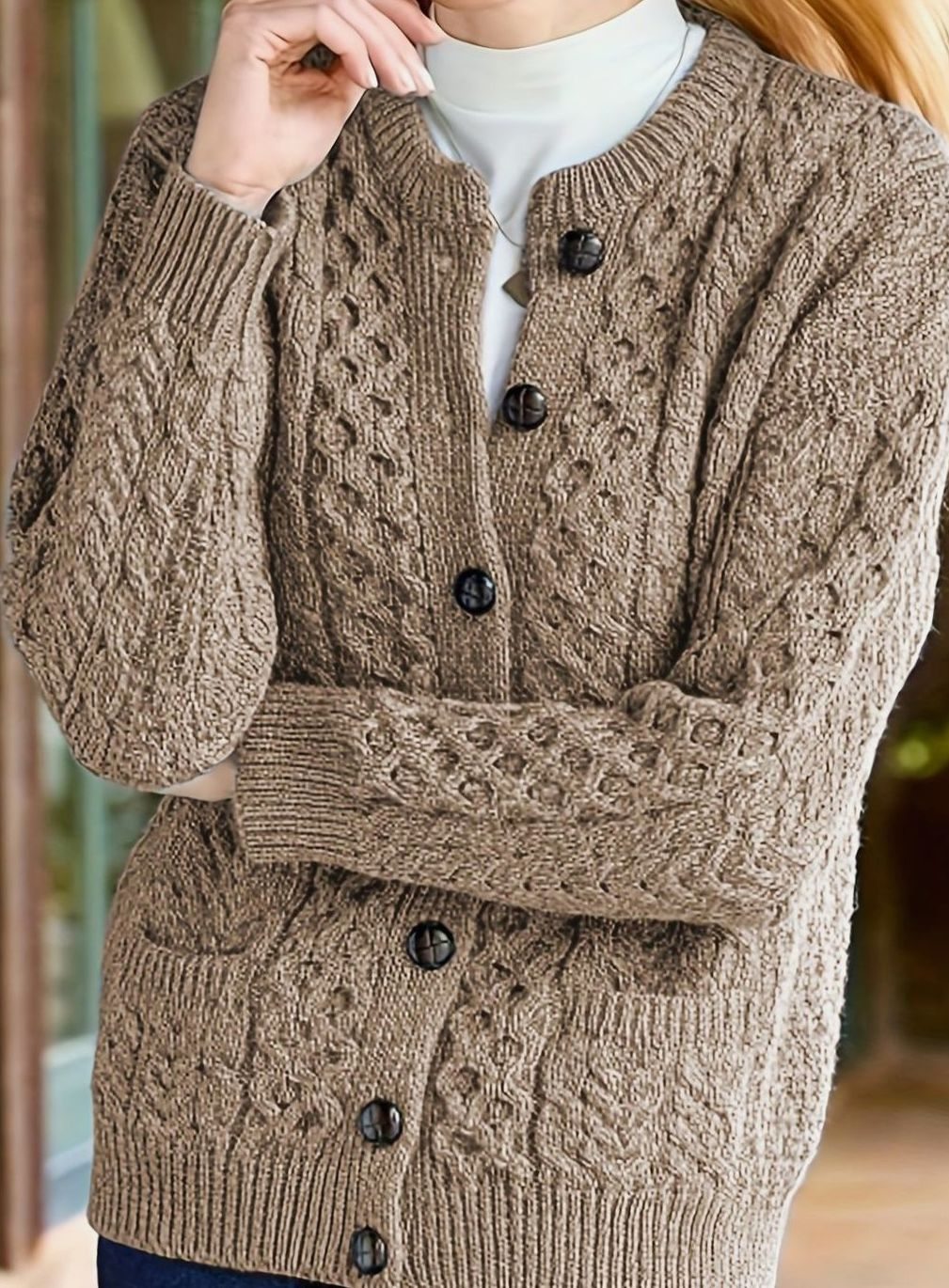 Kabelstrikket cardigan med knapper i fuld længde