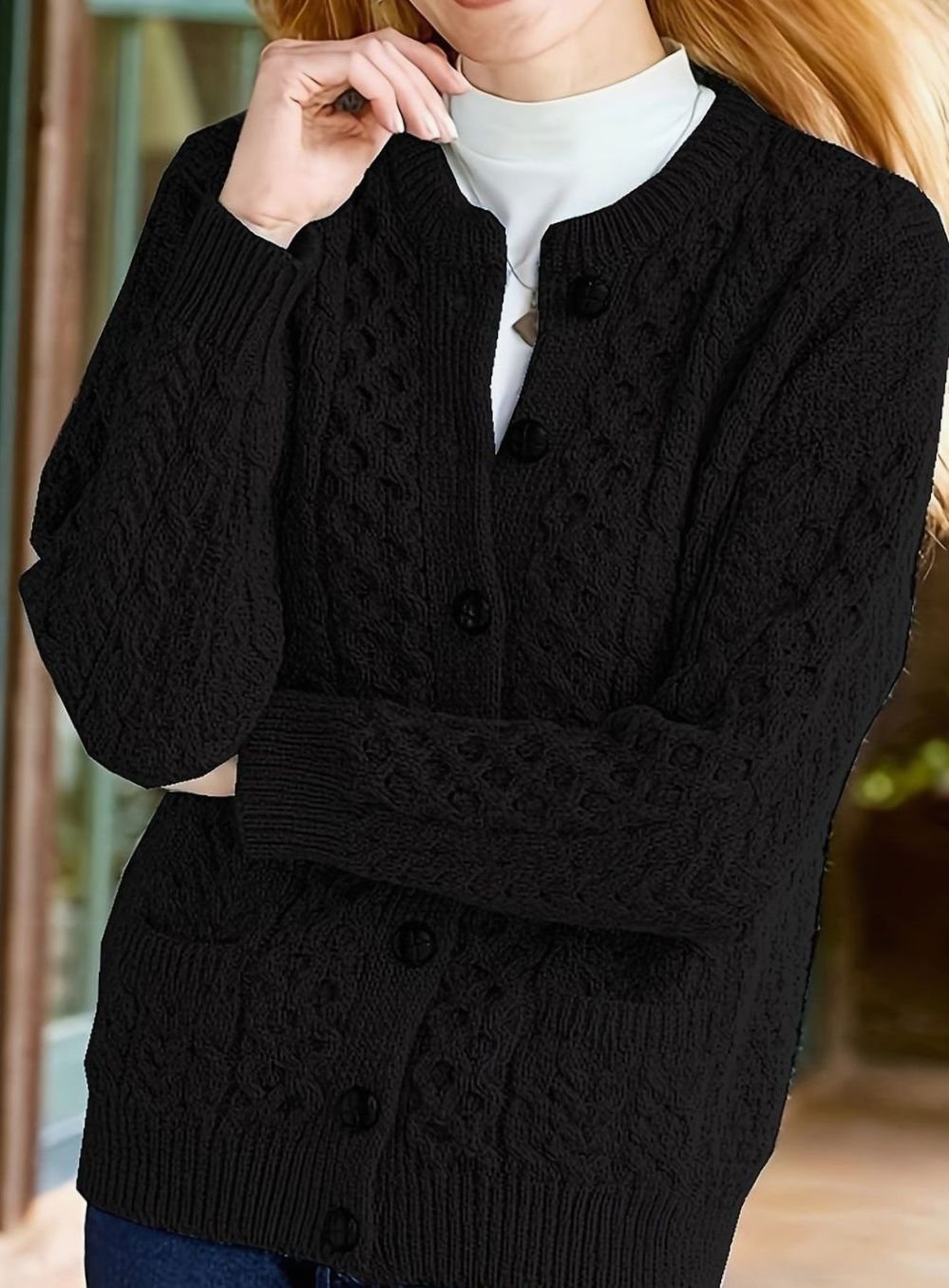 Kabelstrikket cardigan med knapper set skråt forfra