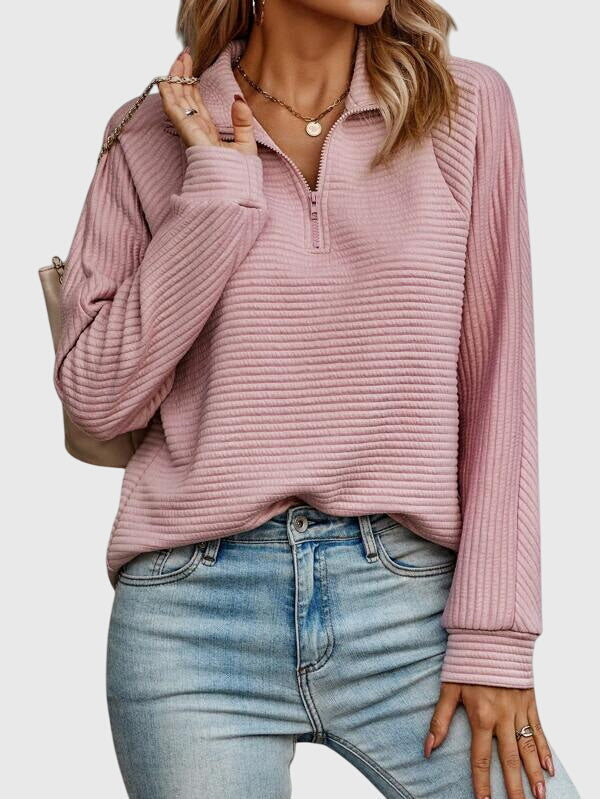 Sweater med halv lynlås set fra siden