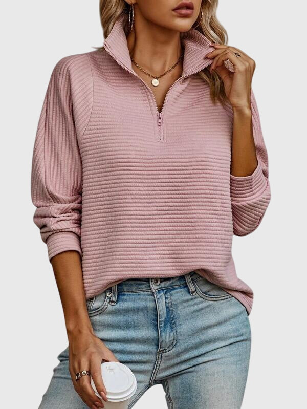 Sweater med halv lynlås detalje set tæt på
