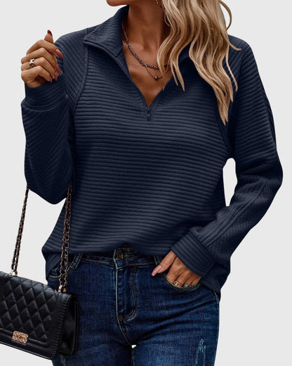 Sweater med halv lynlås set skråt forfra