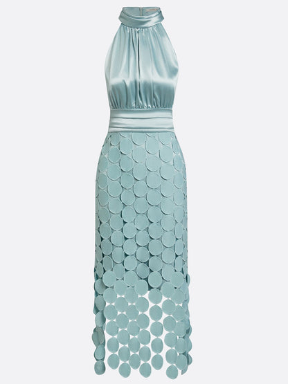 Satin midikjole med halterneck set skråt bagfra