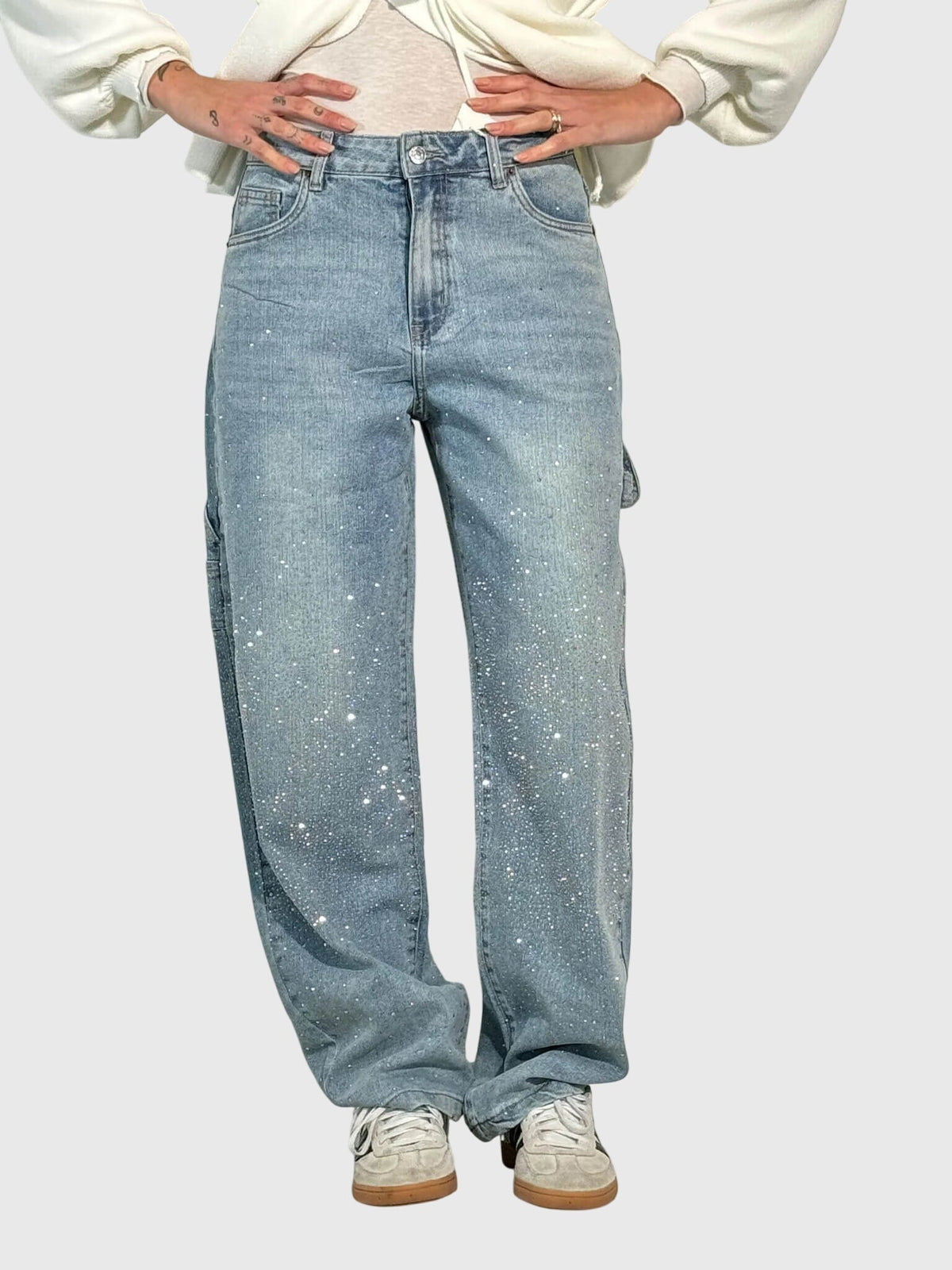 Mønstrede jeans med lige ben set skråt forfra
