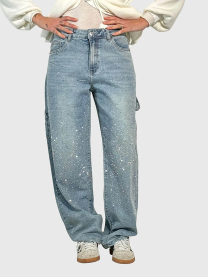 Mønstrede jeans med lige ben set skråt forfra