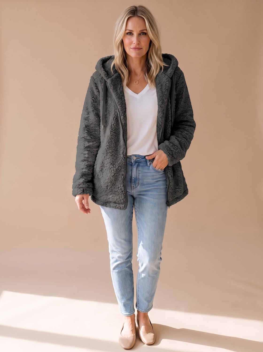 Oversize teddyfrakke med hætte set skråt bagfra
