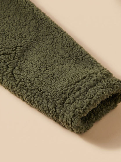 Oversize teddyfrakke med hætte set bagfra