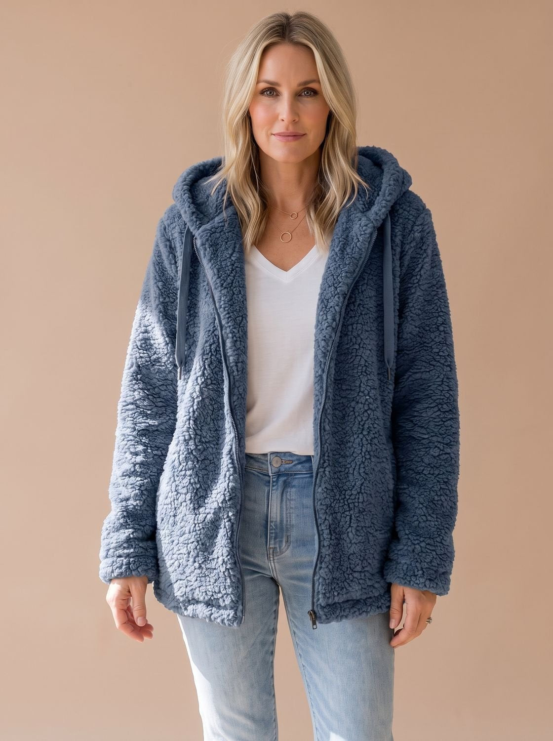 Oversize teddyfrakke med hætte set skråt forfra
