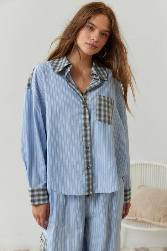 Jensine pyjamassæt med knaplukning set forfra