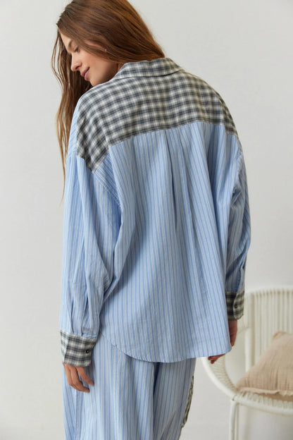 Pyjamassæt med knaplukning set fra siden