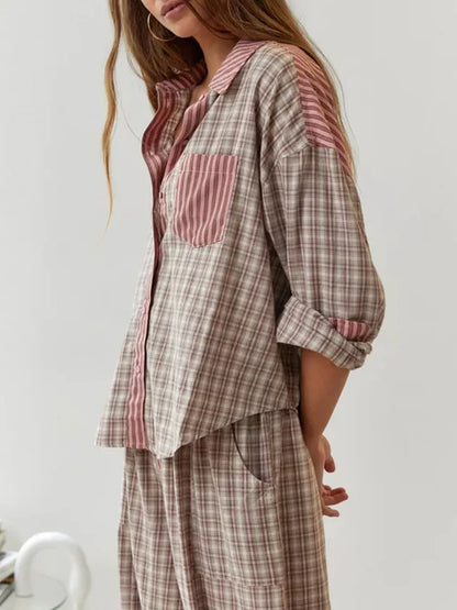 Pyjamassæt med knaplukning set bagfra
