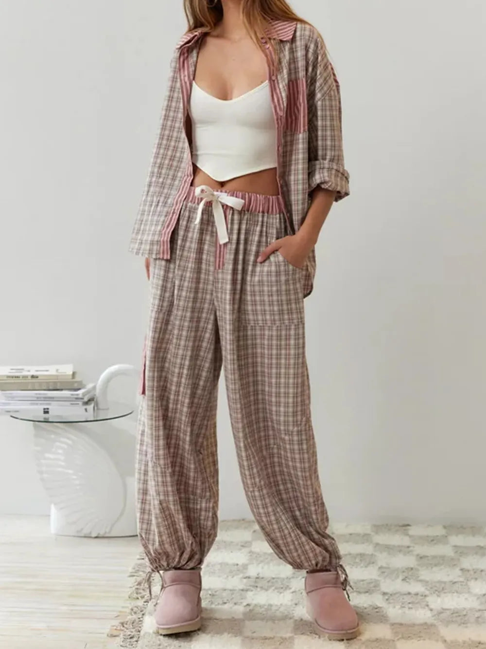 Pyjamassæt med knaplukning set skråt forfra