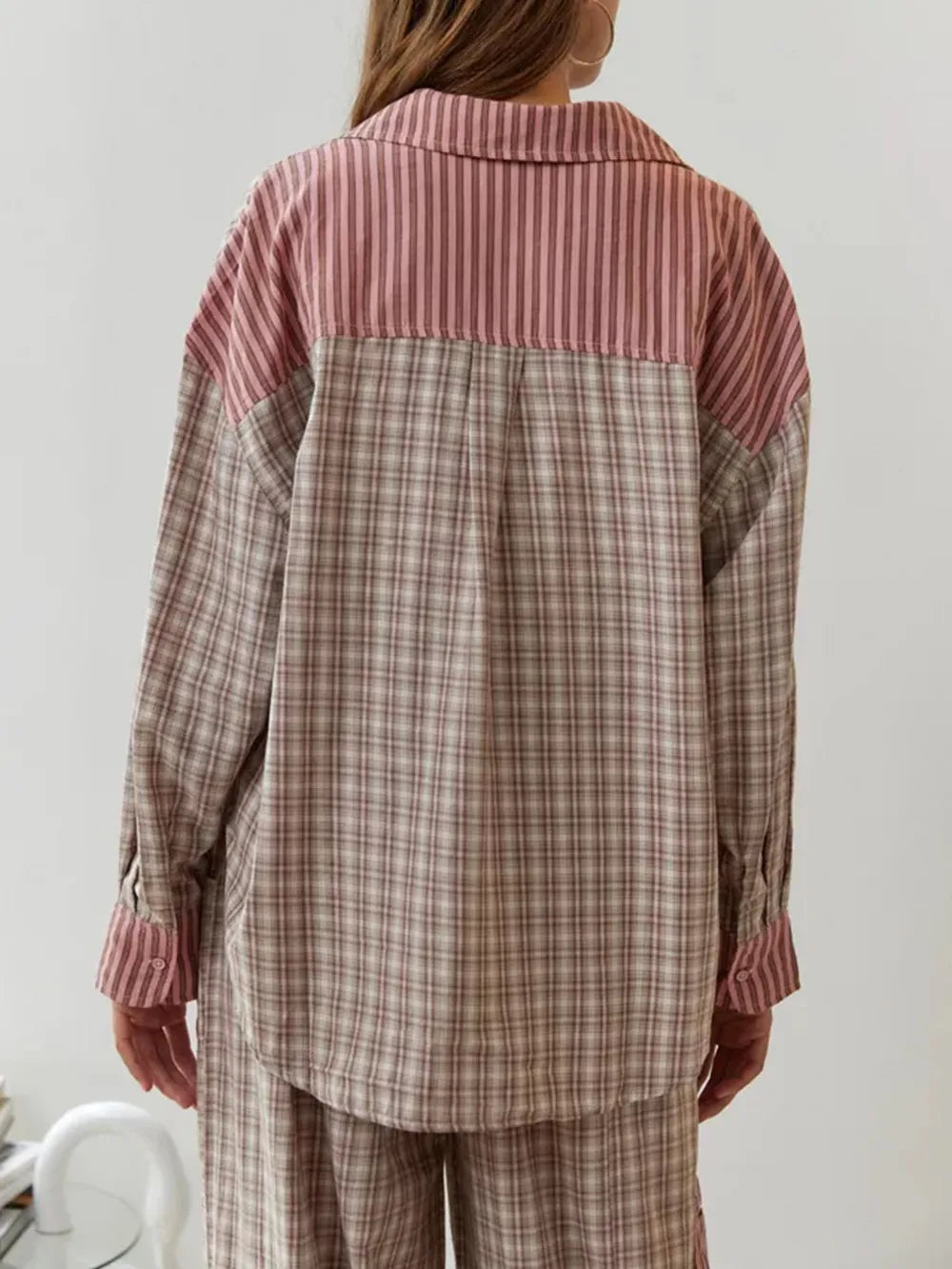 Pyjamassæt med knaplukning nærbillede af stoffet