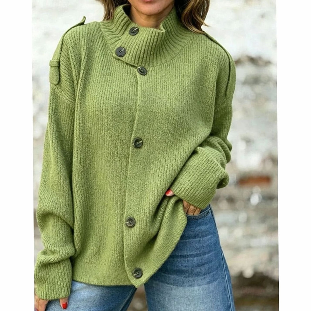 Oversize cardigan med ståkrave set fra siden