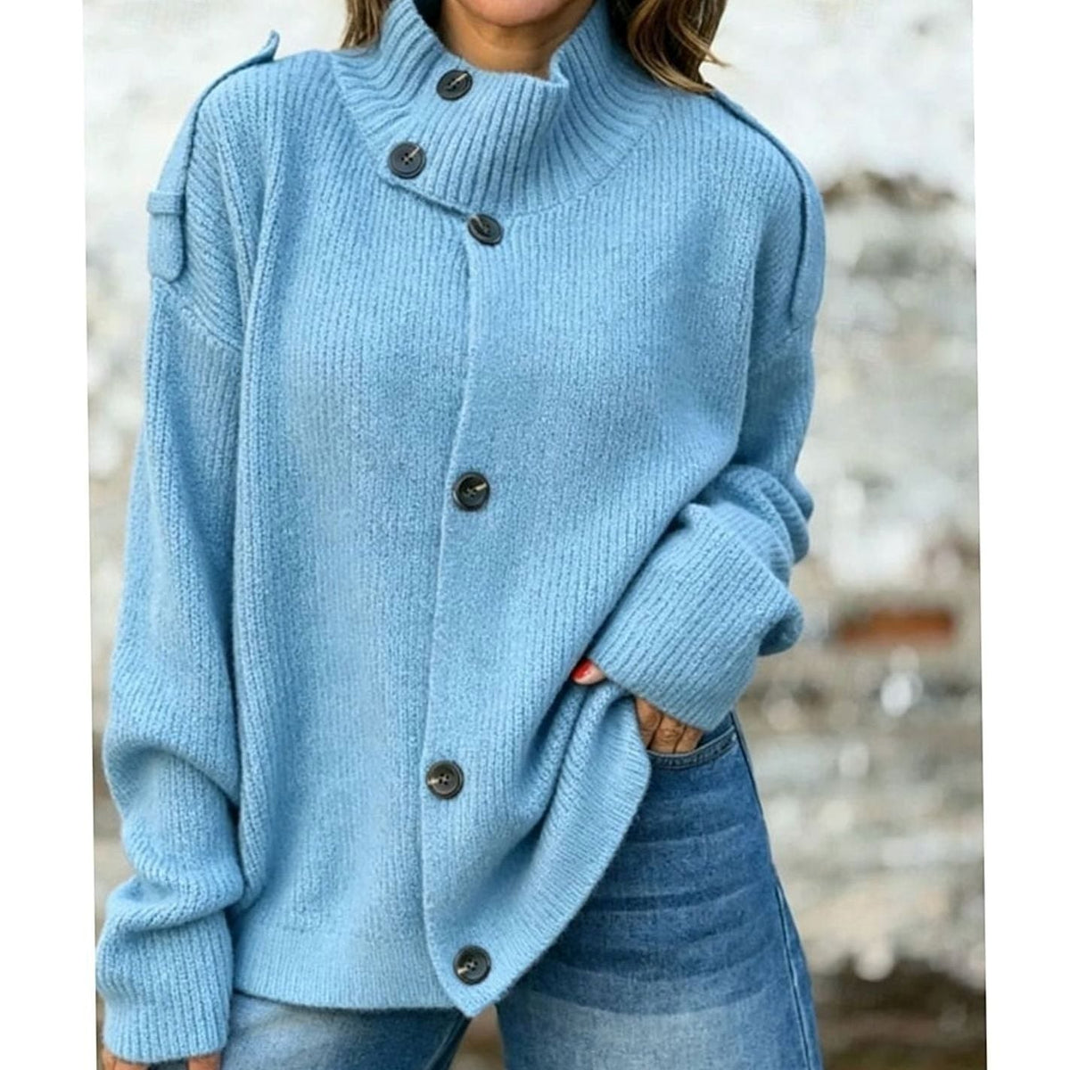 Oversize cardigan med ståkrave detalje set tæt på