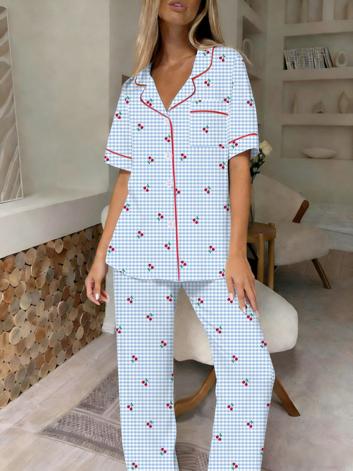 Kortærmet ternet pyjamassæt detalje set tæt på