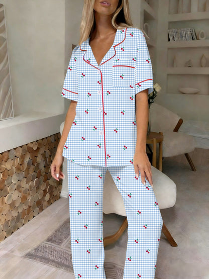 Kortærmet ternet pyjamassæt detalje set tæt på
