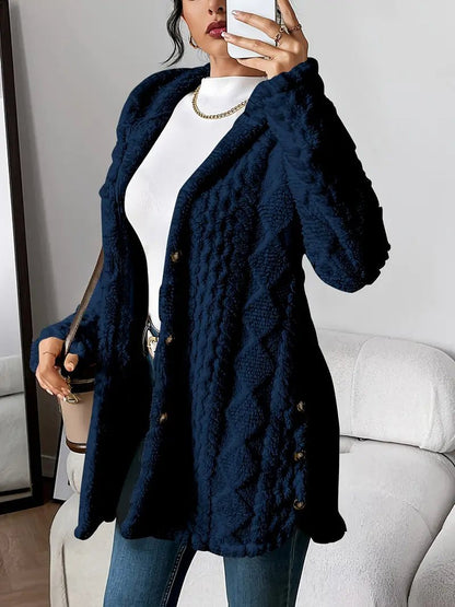 Lang hættecardigan i plys nærbillede af stoffet
