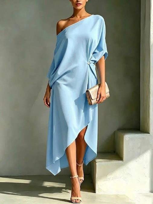 Draperet asymmetrisk maxikjole set fra siden
