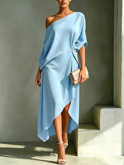 Draperet asymmetrisk maxikjole set fra siden