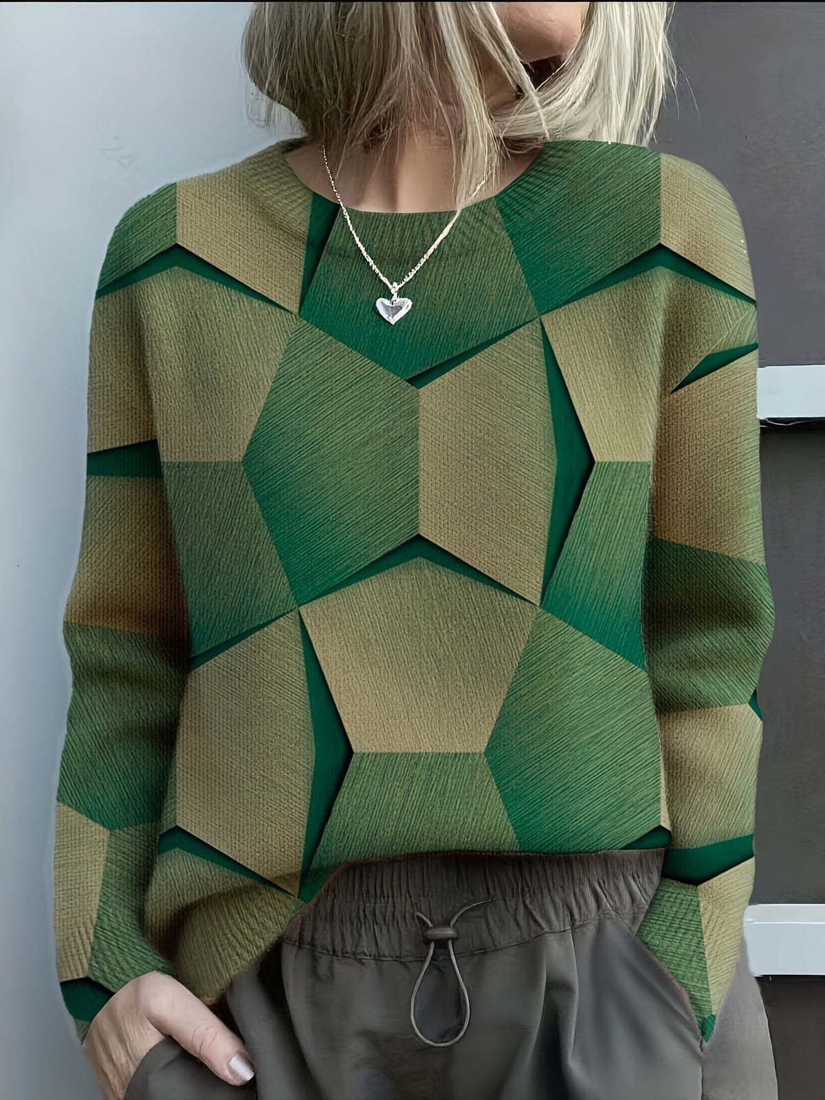 Sweater med grafisk mønster set fra siden
