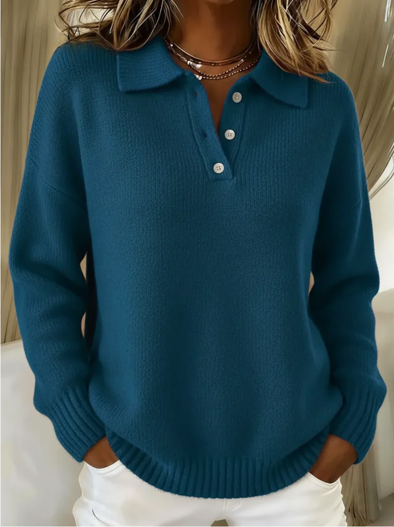 Striktrøje med polokrave detalje set tæt på