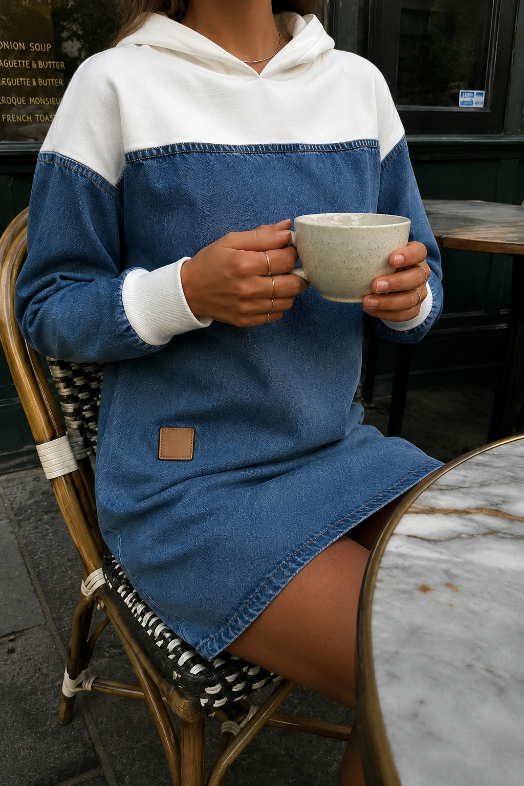 Denimkjole med hætte detalje set tæt på