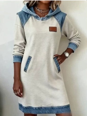 Denimkjole med hætte set bagfra